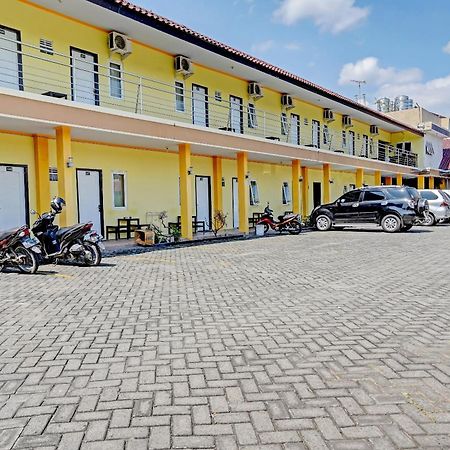 SPOT ON 90622 Hotel Galaksi Ponorogo Bagian luar foto